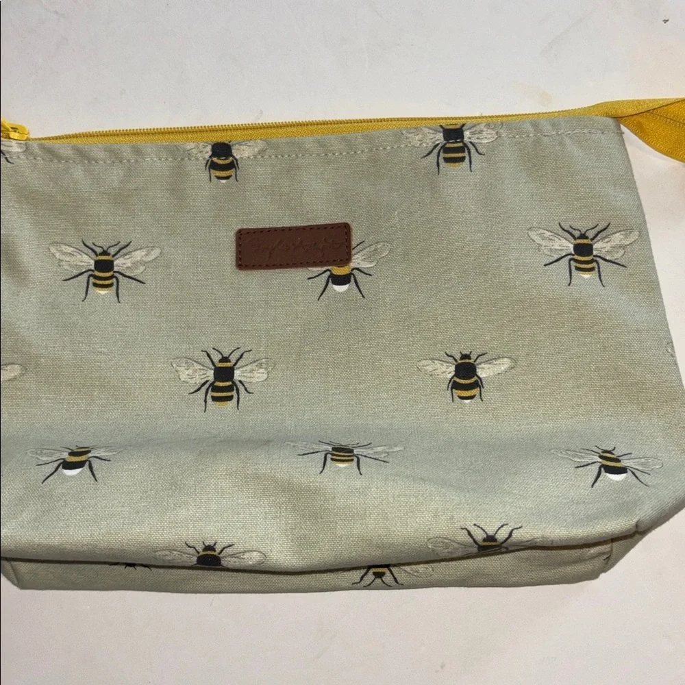 SOPHIA ALLPORT..LIGHT GREEN BUMBLE BEE CLUTCH/COSMETICS BAG/ANYTHING BAG